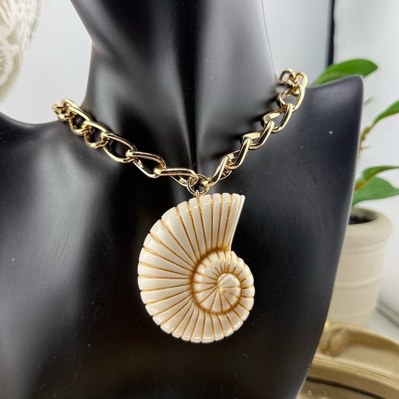 Gold Shell Pendant Necklace (18+3) - Picture 3 of 10